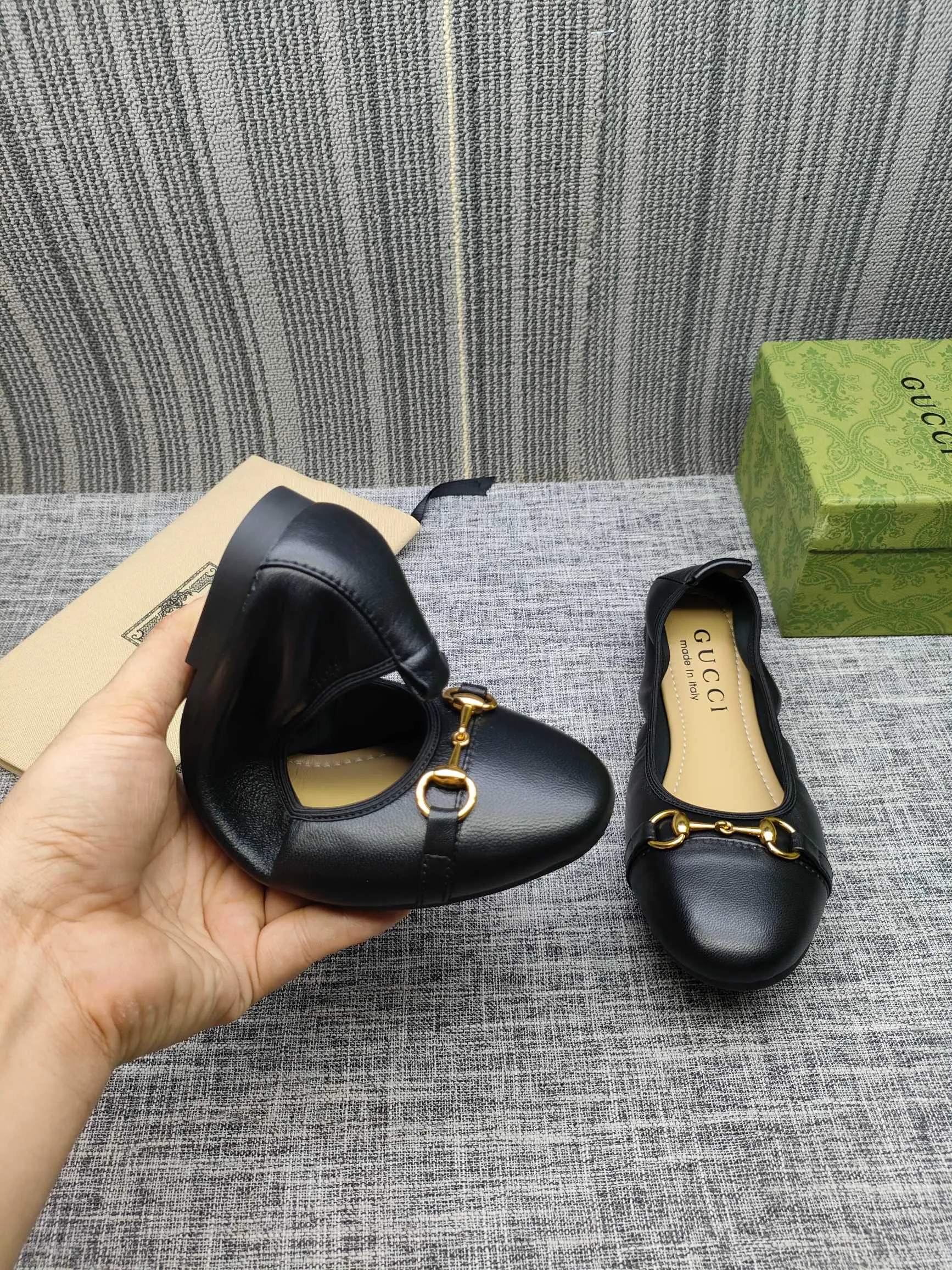 👟👟Ex-factory price 320👟👟 GUCCI's latest horsebit women's flat ballet shoes and egg roll shoes are super comfortable. The fabric is made of imported top-grade soft sheepskin. It is very comfortable on the feet and will not rub your feet. You can also roll it up and put it in your bag. It is easy to carry with you. The super soft soles are a must-have item for fairies whether you are going out for business, work, travel, shopping or at home. Fashionable and versatile, it is an indispensable pair of shoes for you. Fabric: Made of imported soft sheepskin Color: 6 colors available Outsole: PPC rubber outsole Size 34-42 (34.41.42 needs to be customized)